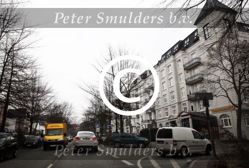 Hamburg 9 april 2013
Rafael v d Vaart en Sabia Boulahrouz rijden met Rafael zijn bmw X6 voorbij het appartement van Sylvie v d Vaart
Peter Smulders bv