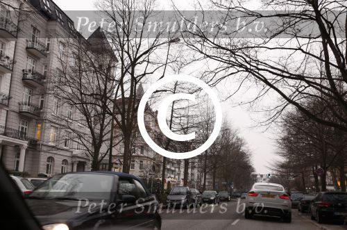 Hamburg 9 april 2013
Rafael v d Vaart en Sabia Boulahrouz rijden met Rafael zijn bmw X6 voorbij het appartement van Sylvie v d Vaart
Peter Smulders bv