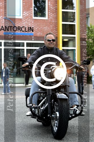 Westervoort 2 juli 2004
Rob de Nijs op Harley Davidson
Peter Smulders bv