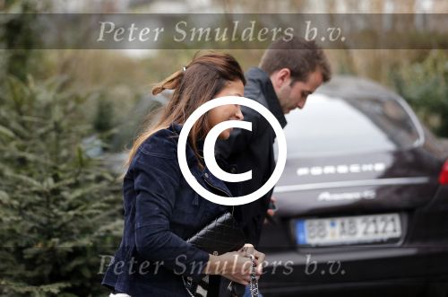 Hamburg 9 april 2013
Rafael v d Vaart en Sabia Boulahrouz bij zijn en haar huis.
Peter Smulders bv