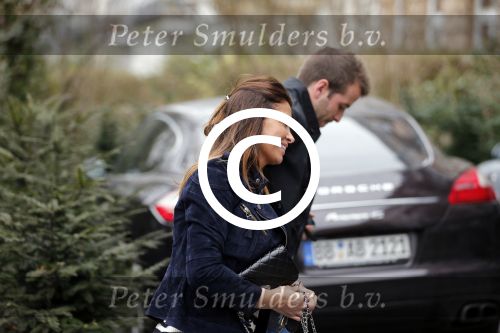 Hamburg 9 april 2013
Rafael v d Vaart en Sabia Boulahrouz bij zijn en haar huis.
Peter Smulders bv