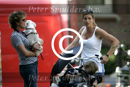 Amsterdam 29 juli 2004
Danielle Overgaag met Tijmen en Fiene in bakfiets en met Simone Kleinsma met hondje
Peter Smulders bv