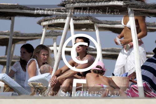 St Tropez 23 juli 2004
Harry Mens met zijn ex vrouw Suze Mens en 3 kinderen bij club 55 in  St Tropez.
Peter Smulders bv