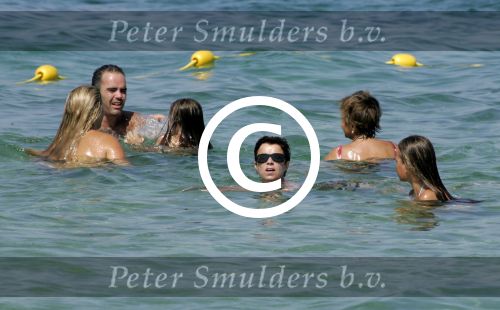 St Tropez 23 juli 2004
Harry Mens met zijn ex vrouw Suze Mens en 3 kinderen bij club 55 in  St Tropez.
Peter Smulders bv