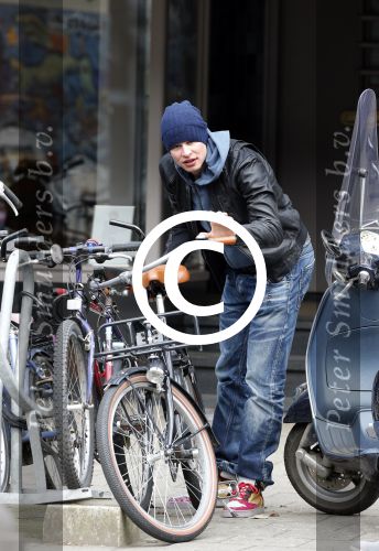 Amsterdam 28 maart 2013
Sven Kramer op zijn fiets in amsterdam zuid.
Peter Smulders bv