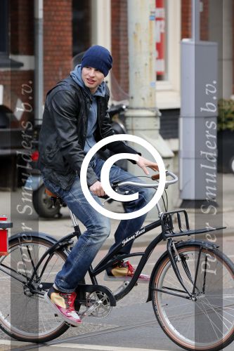 Amsterdam 28 maart 2013
Sven Kramer op zijn fiets in amsterdam zuid.
Peter Smulders bv