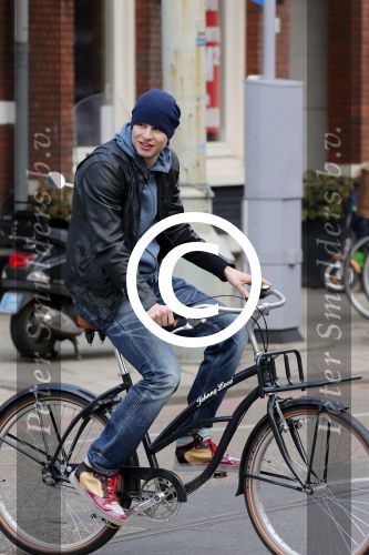 Amsterdam 28 maart 2013
Sven Kramer op zijn fiets in amsterdam zuid.
Peter Smulders bv