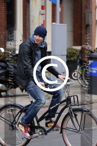 Amsterdam 28 maart 2013
Sven Kramer op zijn fiets in amsterdam zuid.
Peter Smulders bv