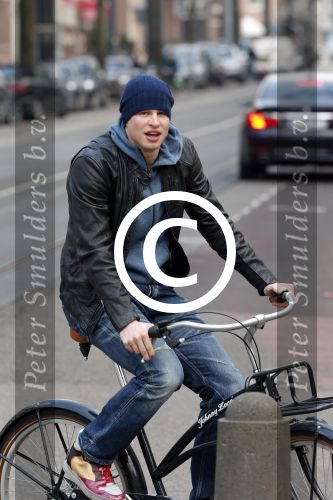 Amsterdam 28 maart 2013
Sven Kramer op zijn fiets in amsterdam zuid.
Peter Smulders bv