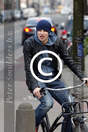 Amsterdam 28 maart 2013
Sven Kramer op zijn fiets in amsterdam zuid.
Peter Smulders bv