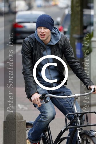 Amsterdam 28 maart 2013
Sven Kramer op zijn fiets in amsterdam zuid.
Peter Smulders bv