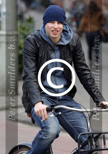 Amsterdam 28 maart 2013
Sven Kramer op zijn fiets in amsterdam zuid.
Peter Smulders bv