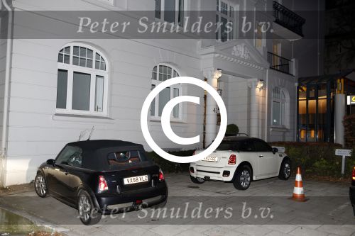 Hamburg 9 april 2013
Auto s ( mini coopers ) voor het huis van Sylvie v d Vaart
Peter Smulders bv