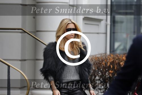 Hamburg 9 april 2013
Sylvie v d Vaart verlaat haar huis en wordt door een taxi naar het vliegveld gebracht.
Peter Smulders bv