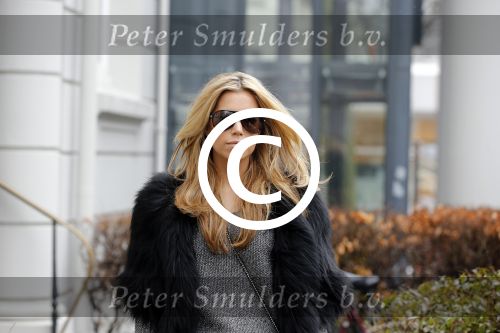 Hamburg 9 april 2013
Sylvie v d Vaart verlaat haar huis en wordt door een taxi naar het vliegveld gebracht.
Peter Smulders bv
