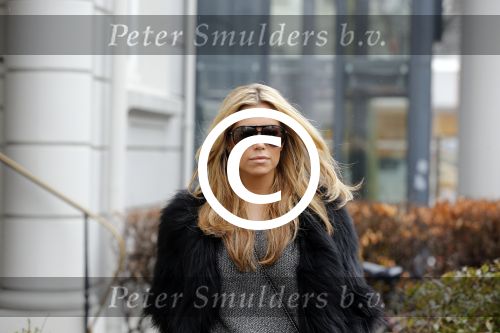 Hamburg 9 april 2013
Sylvie v d Vaart verlaat haar huis en wordt door een taxi naar het vliegveld gebracht.
Peter Smulders bv