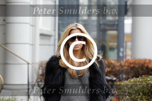 Hamburg 9 april 2013
Sylvie v d Vaart verlaat haar huis en wordt door een taxi naar het vliegveld gebracht.
Peter Smulders bv