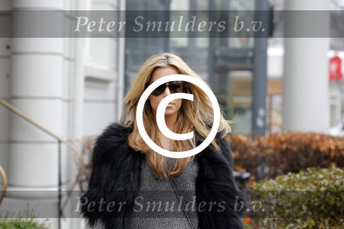 Hamburg 9 april 2013
Sylvie v d Vaart verlaat haar huis en wordt door een taxi naar het vliegveld gebracht.
Peter Smulders bv