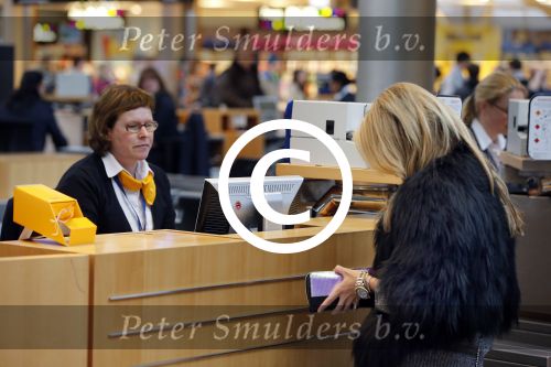 Hamburg 9 april 2013
Sylvie v d Vaart verlaat haar huis en wordt door een taxi naar het vliegveld gebracht.
Peter Smulders bv