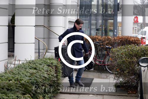 Hamburg 9 april 2013
Sylvie v d Vaart verlaat haar huis en wordt door een taxi naar het vliegveld gebracht. Sylvie haar chauffeur
Peter Smulders bv
