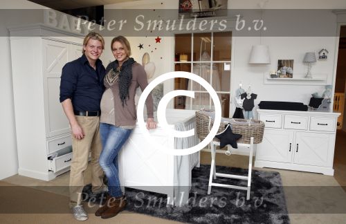 Enter 10 april 2013
Thomas Berge en zijn zwangere  vriendin Myrthe Milius zoeken kinderkamer uit bij babypark.
Peter Smulders