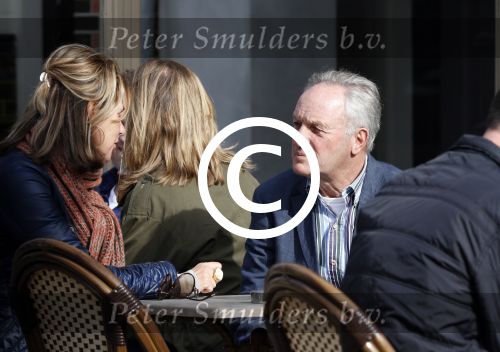 Amsterdam 15 april 2013
Tom Okker met een dame op terras.
Peter Smulders bv