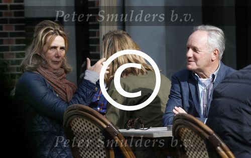 Amsterdam 15 april 2013
Tom Okker met een dame op terras.
Peter Smulders bv