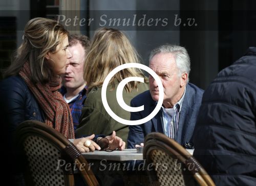 Amsterdam 15 april 2013
Tom Okker met een dame op terras.
Peter Smulders bv