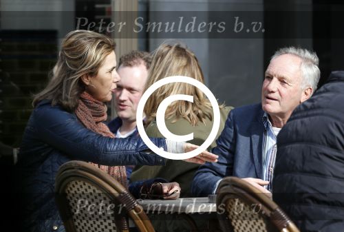 Amsterdam 15 april 2013
Tom Okker met een dame op terras.
Peter Smulders bv