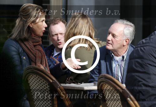 Amsterdam 15 april 2013
Tom Okker met een dame op terras.
Peter Smulders bv