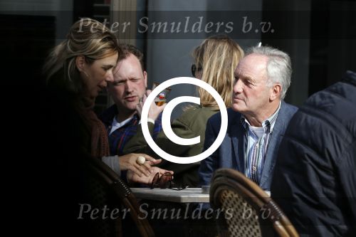 Amsterdam 15 april 2013
Tom Okker met een dame op terras.
Peter Smulders bv
