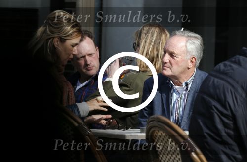 Amsterdam 15 april 2013
Tom Okker met een dame op terras.
Peter Smulders bv