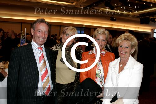 Scheveningen 2 juli 2004
Feestje Holland casino in het Kurhaus.
Vivian Boelen met vrienden