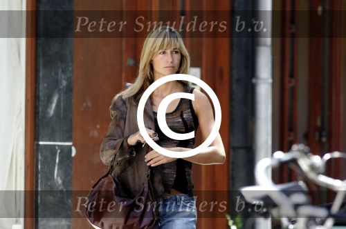 Amsterdam 6 juli 2004
Wendy v Dijk verlaat het huis van Chris Zegers.