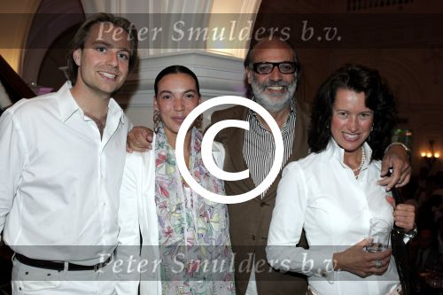 Amsterdam 11 juli 2004
  show van Wolford in het vAmstel hotel.  
Willem met vrouw en dochter
Peter Smulders bv