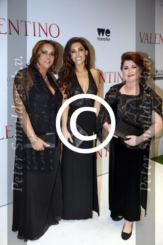 Amsterdam 18 maart 2013
Premiere Valentino in Tuschinski met in de hoofdrollen Najib Amhali Elise Schaap Johnny de Mol en Yolanthe Sneijder Cabau. Yolanthe met moeder en schoonmoeder
Peter Smulders bv