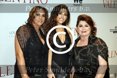 Amsterdam 18 maart 2013
Premiere Valentino in Tuschinski met in de hoofdrollen Najib Amhali Elise Schaap Johnny de Mol en Yolanthe Sneijder Cabau. Yolanthe met moeder en schoonmoeder
Peter Smulders bv