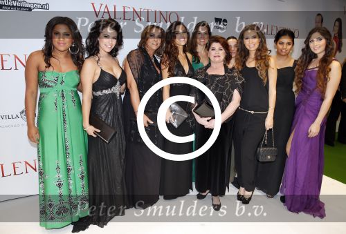 Amsterdam 18 maart 2013
Premiere Valentino in Tuschinski met in de hoofdrollen Najib Amhali Elise Schaap Johnny de Mol en Yolanthe Sneijder Cabau. Yolanthe met moeder schoonmoeder zussen en vriendinnen
Peter Smulders bv