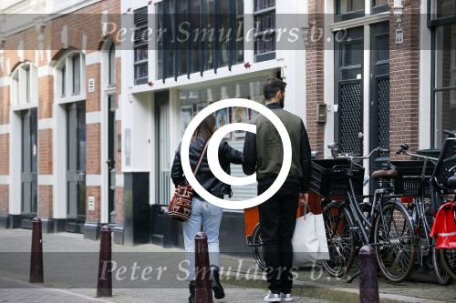 Amsterdam 16 maart 2015
Arie Boomsma met zijn nieuwe vriendin Romy Houwer in Amsterdam en bij zijn huis/appartement