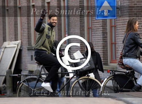 Amsterdam 16 maart 2015
Arie Boomsma met zijn nieuwe vriendin Romy Houwer in Amsterdam en bij zijn huis/appartement