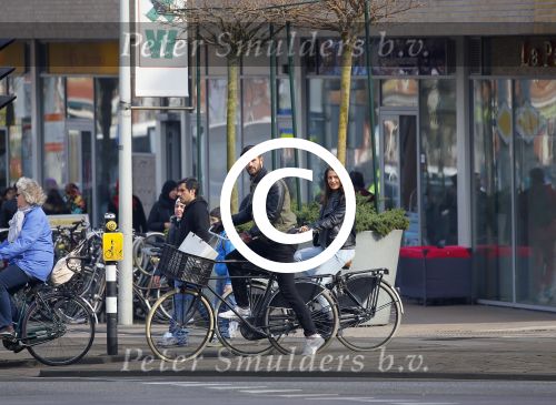 Amsterdam 16 maart 2015
Arie Boomsma met zijn nieuwe vriendin Romy Houwer in Amsterdam en bij zijn huis/appartement