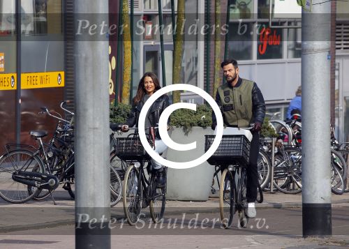 Amsterdam 16 maart 2015
Arie Boomsma met zijn nieuwe vriendin Romy Houwer in Amsterdam en bij zijn huis/appartement