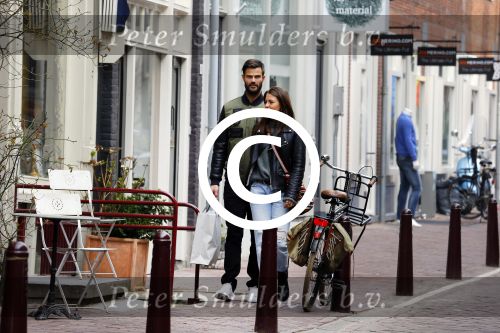 Amsterdam 16 maart 2015
Arie Boomsma met zijn nieuwe vriendin Romy Houwer in Amsterdam en bij zijn huis/appartement