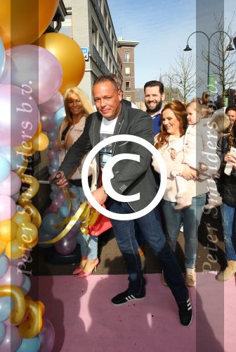 Etten-Leur, 28 Februari 2015
Opening Babyspeciaalzaak \'t Gouden Koetsje van Nathalie Dieguez
Opening werd verricht door Barbie ( Samantha v d Plas en Michael v d Plas)