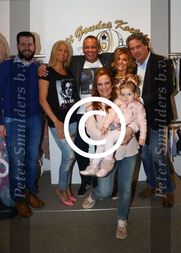 Etten-Leur, 28 Februari 2015
Opening Babyspeciaalzaak \'t Gouden Koetsje van Nathalie Dieguez
Opening werd verricht door Barbie ( Samantha v d Plas en Michael v d Plas)