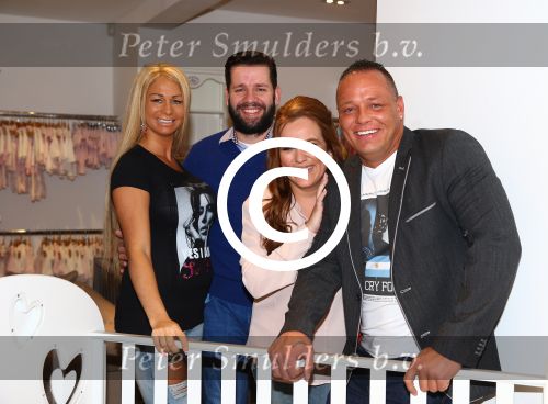 Etten-Leur, 28 Februari 2015
Opening Babyspeciaalzaak \'t Gouden Koetsje van Nathalie Dieguez
Opening werd verricht door Barbie ( Samantha v d Plas en Michael v d Plas)