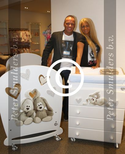 Etten-Leur, 28 Februari 2015
Opening Babyspeciaalzaak \'t Gouden Koetsje van Nathalie Dieguez
Opening werd verricht door Barbie ( Samantha v d Plas en Michael v d Plas)
