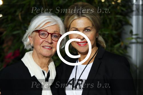 Heteren 12 maart 2015
Ladies night bij porsche centrum Gelderland.

Bartina Koeman met moeder en dochter Debbie