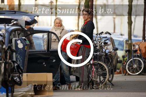Amsterdam 7 maart 2015
Bas v Veggel en de ouders van Lieke v Lexmond bij verhuizen naar het nieuwe huis van Lieke en Bas
