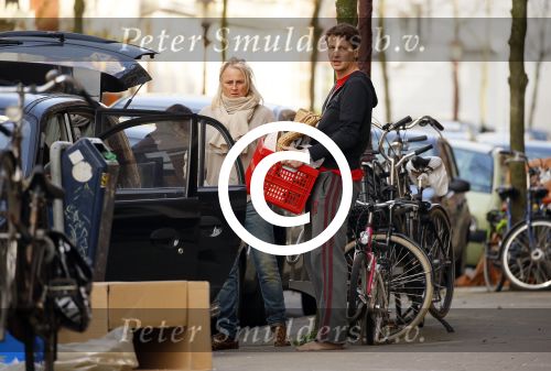 Amsterdam 7 maart 2015
Bas v Veggel en de ouders van Lieke v Lexmond bij verhuizen naar het nieuwe huis van Lieke en Bas